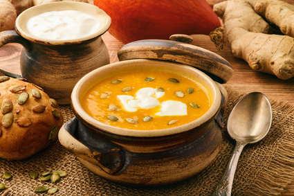 Ingwer-Kürbis-Cremesuppe mit Kokosmilch