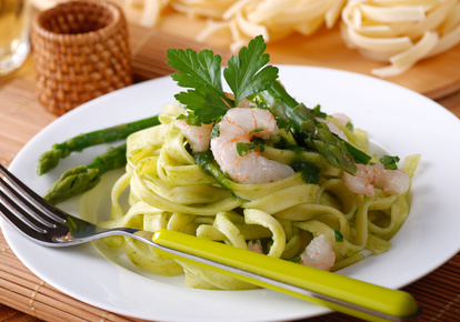 Linguine mit Spargel und Garnelen