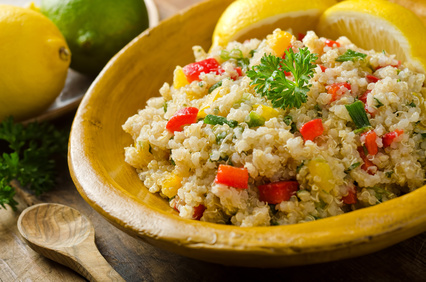 Quinoa Salat mit Paprika und Gurke