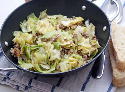 Spitzkohlpfanne mit Hackfleisch